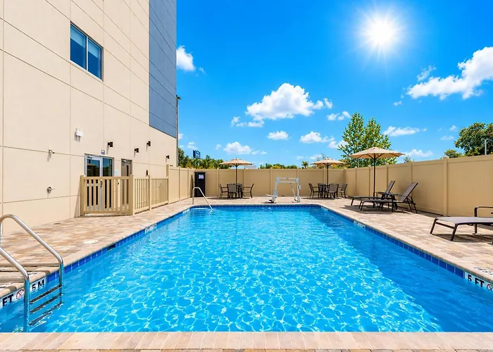Holiday Inn Express & Suites Tampa Stadium - Airport Area By Ihg